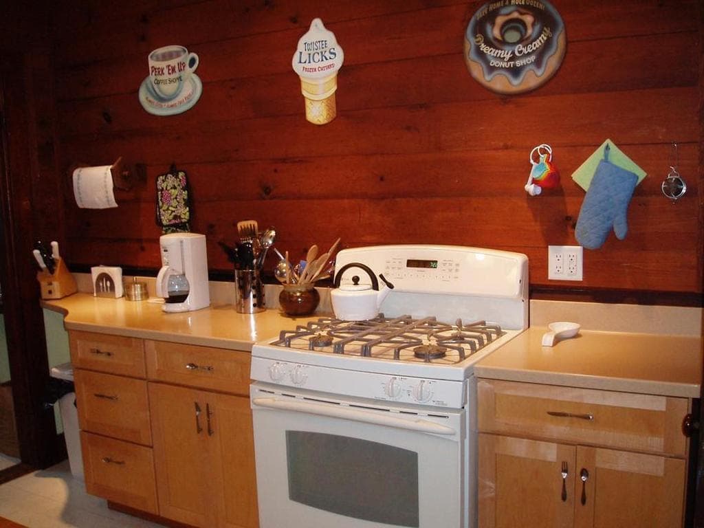 Image 3 - 7 Bedroom Rental in Oak Bluffs, Downtown - Sleeps 14