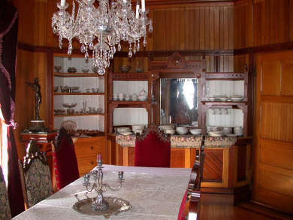 Image 3 - 9 Bedroom Rental in Oak Bluffs, Copeland District - Sleeps 22