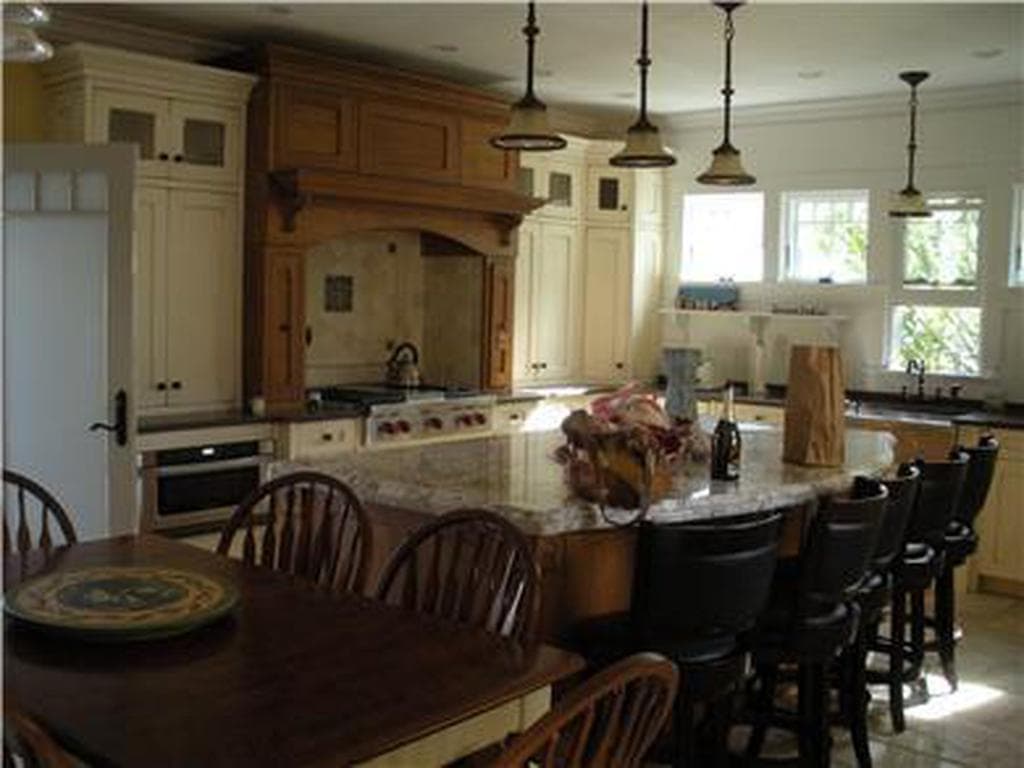 Image 2 - 9 Bedroom Rental in Oak Bluffs, Copeland District - Sleeps 22