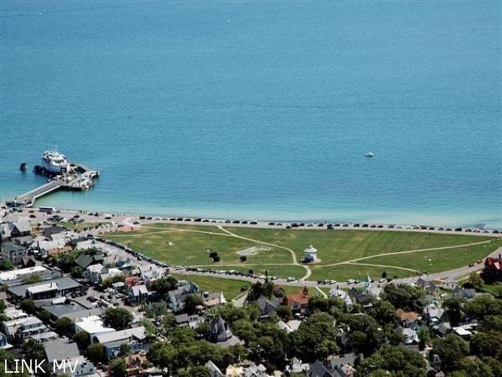 Image 2 - 6 Bedroom Rental in Oak Bluffs, Downtown - Sleeps 12