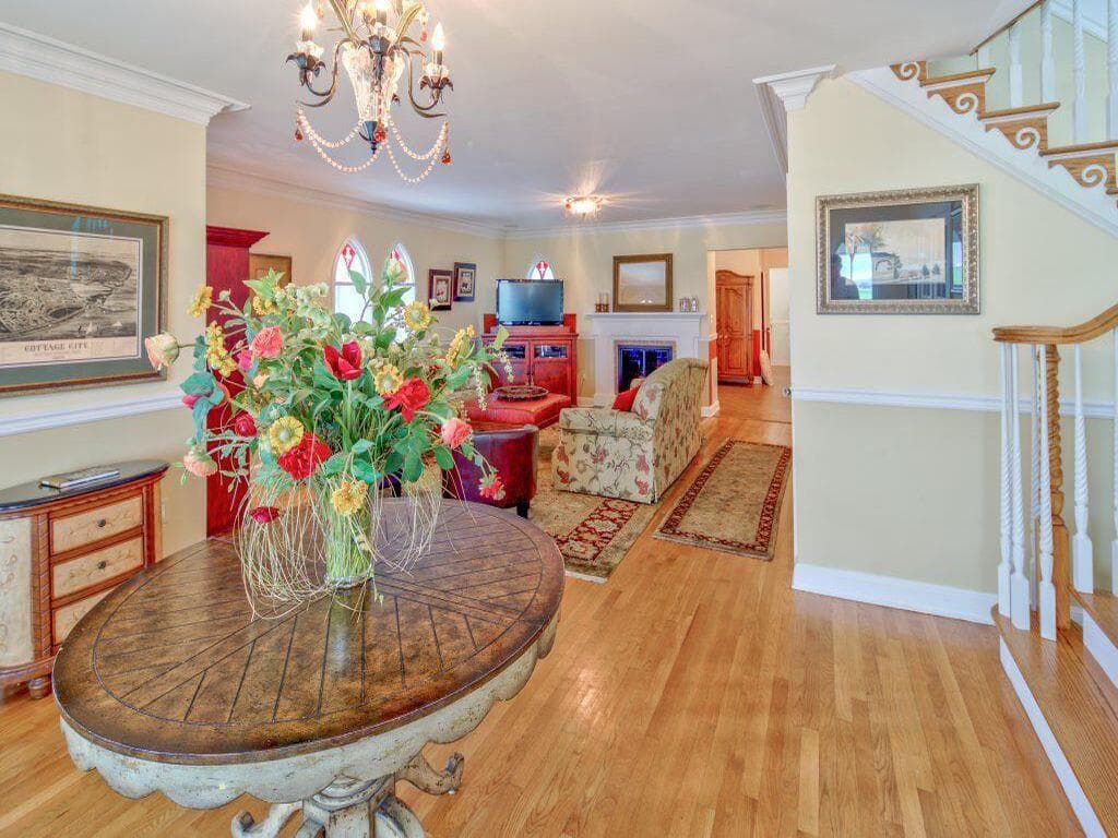 Image 3 - 6 Bedroom Rental in Oak Bluffs, Downtown - Sleeps 12
