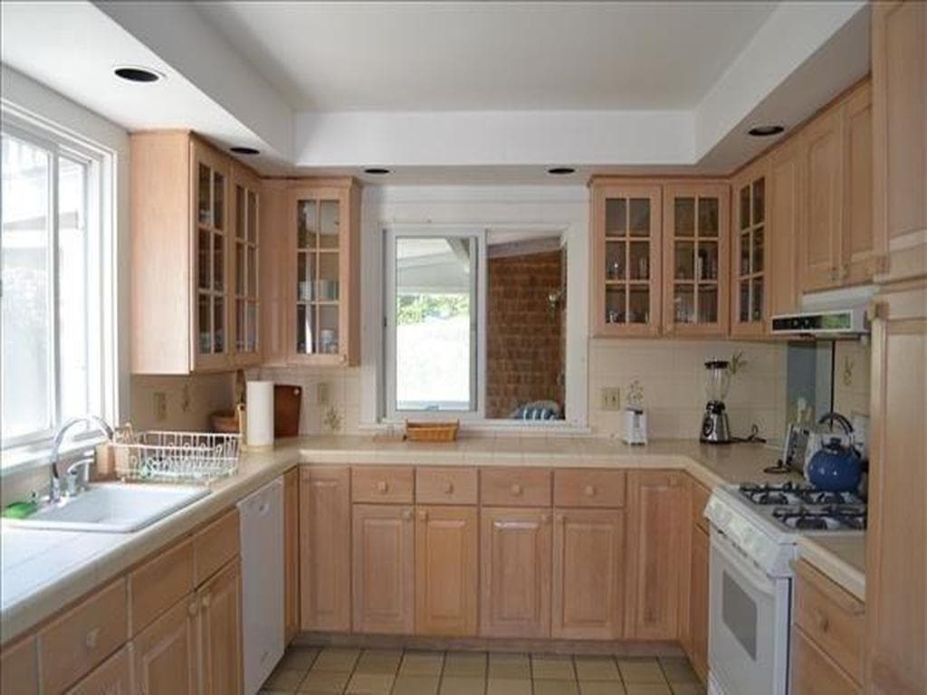Image 2 - 5 Bedroom Rental in Oak Bluffs, East Chop - Sleeps 10