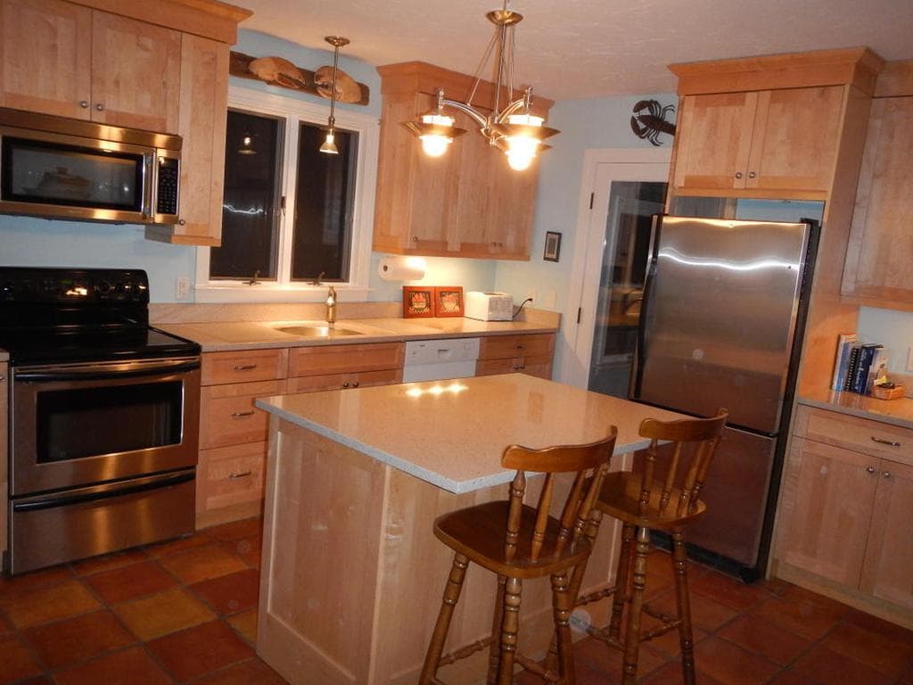 Image 2 - 4 Bedroom Rental in Vineyard Haven, West Chop - Sleeps 12