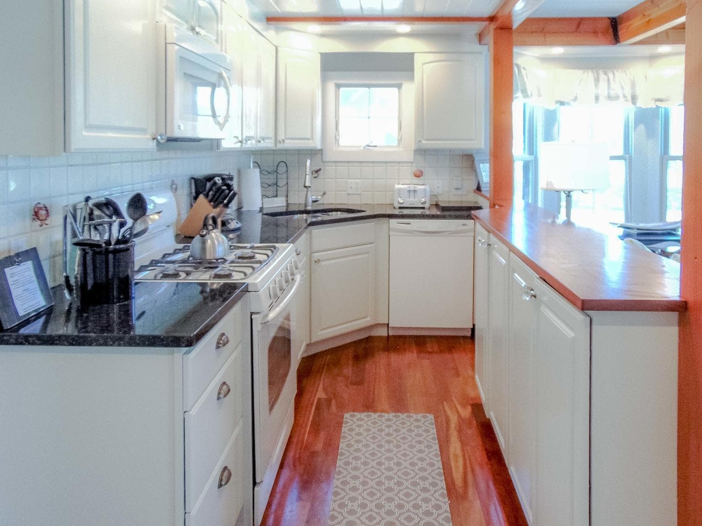 Image 2 - 3 Bedroom Rental in Oak Bluffs, Copeland District - Sleeps 6