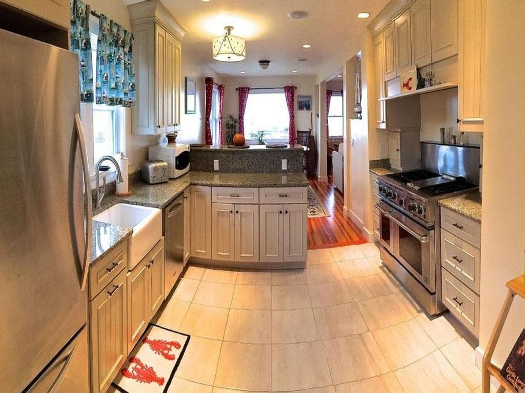 Image 2 - 5 Bedroom Rental in Oak Bluffs, Downtown - Sleeps 10