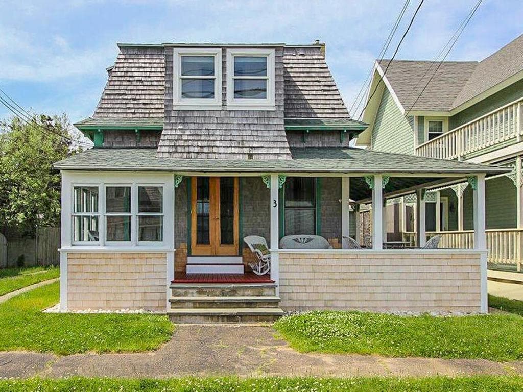 Image 1 - 4 Bedroom Rental in Oak Bluffs, Copeland District - Sleeps 8