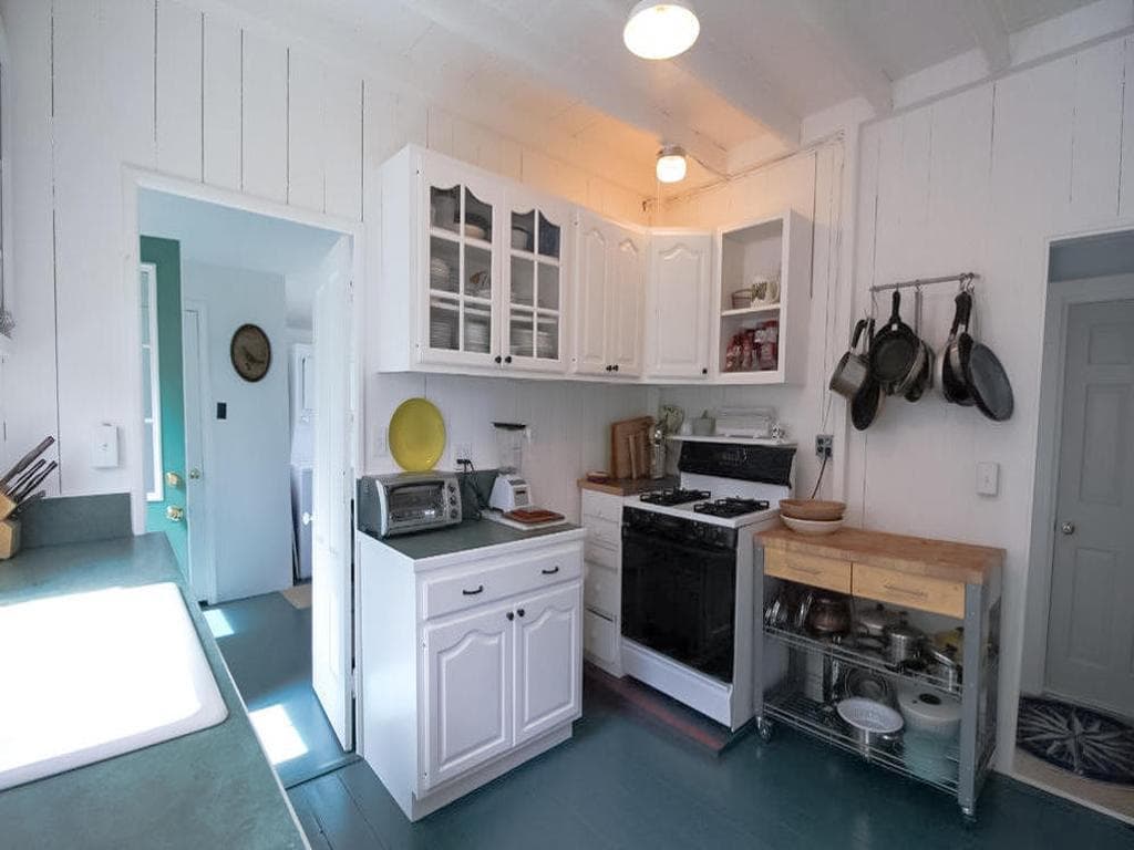 Image 2 - 4 Bedroom Rental in Oak Bluffs, Copeland District - Sleeps 8